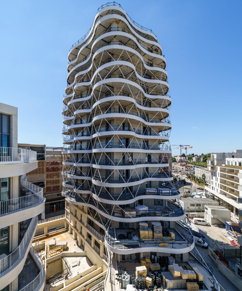 a housing tower with stacked and staggered undulating terraces takes shape in montpellier