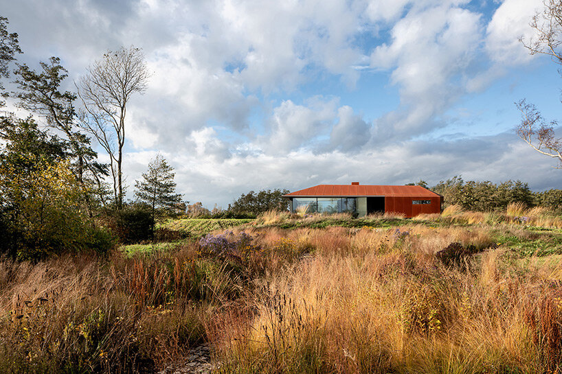 Myrk Architecture bouwt een daghuis midden in het Boulderlandschap in Nederland