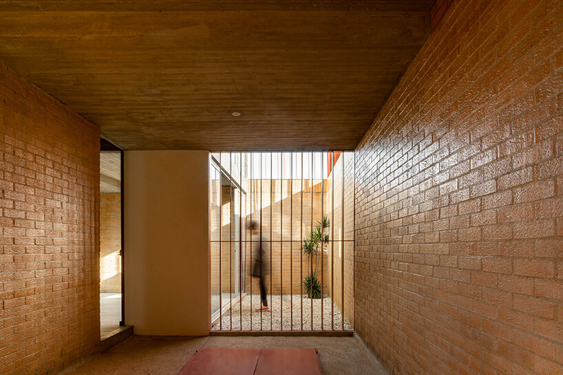 espacio 18 plays with light and shadow for 'cuatas' dwelling in mexico