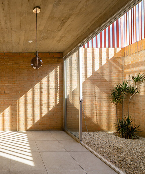 espacio 18 plays with light and shadow for 'cuatas' dwelling in mexico