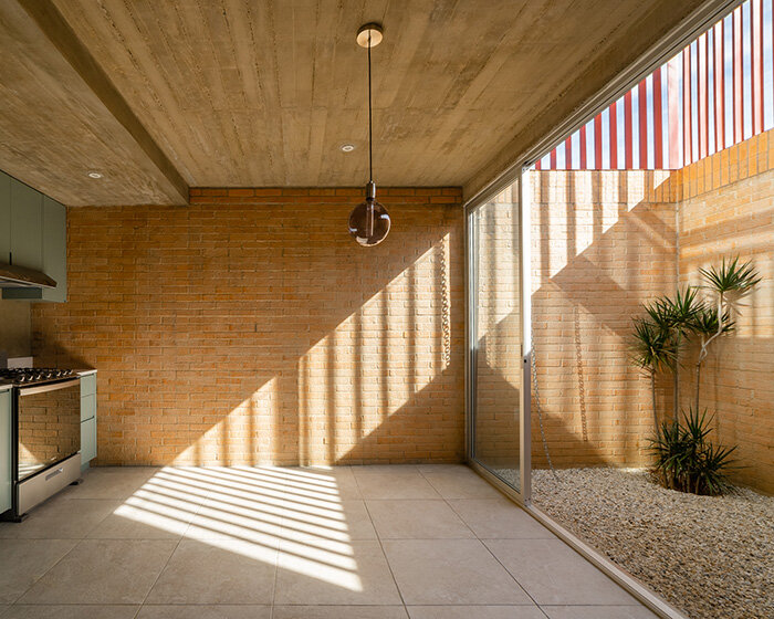espacio 18 plays with light and shadow for 'cuatas' dwelling in mexico