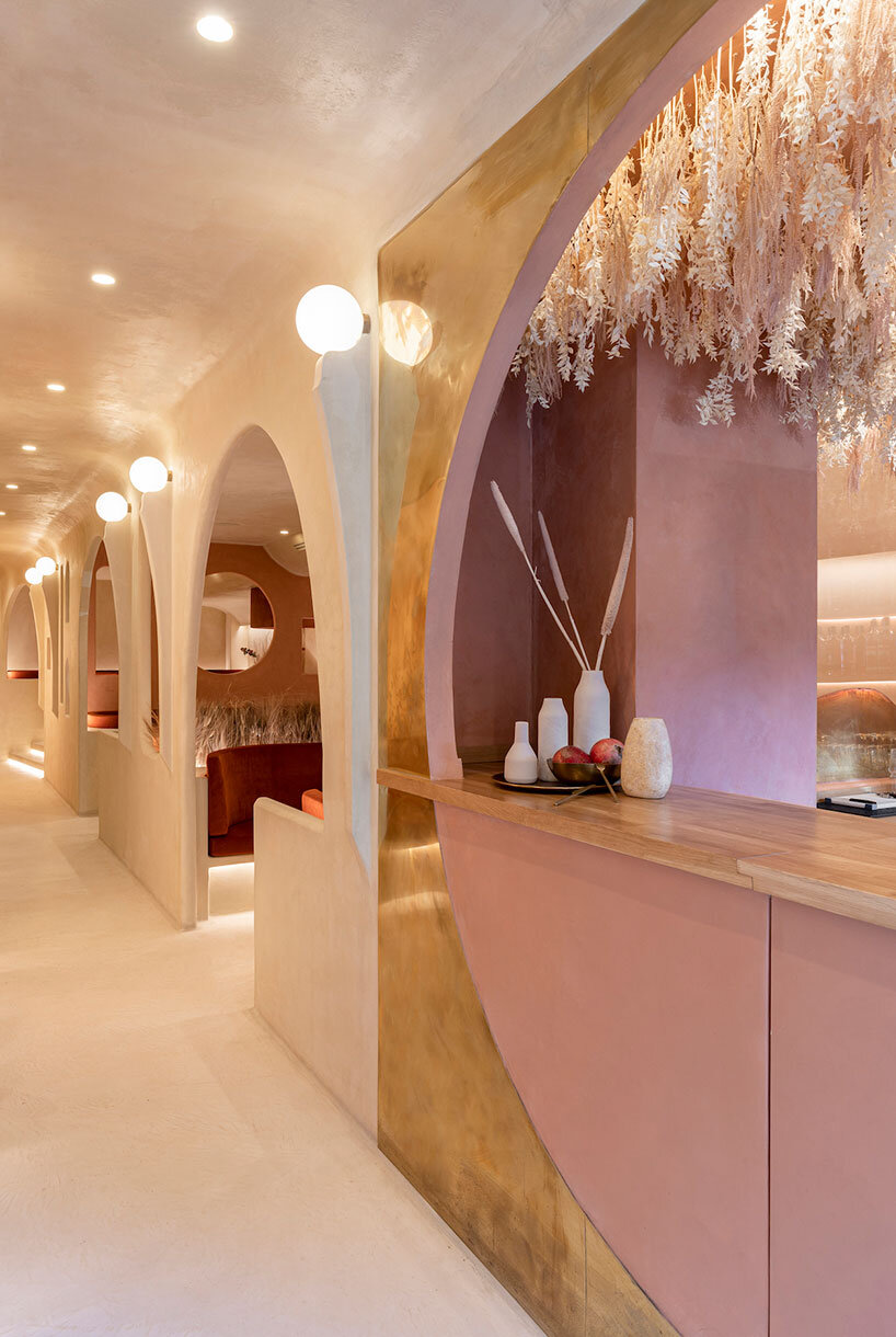 masquespacio's restaurant fuses taste with desert-hued arches in valencia