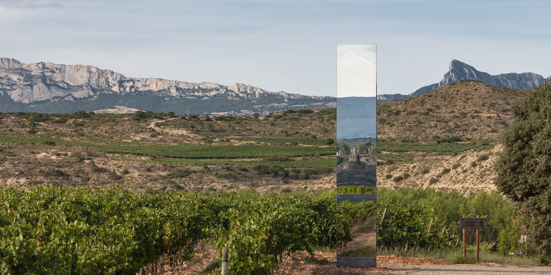 mirror-clad-tower-ephemeral-landmark-vineyard-spain-designboom-large