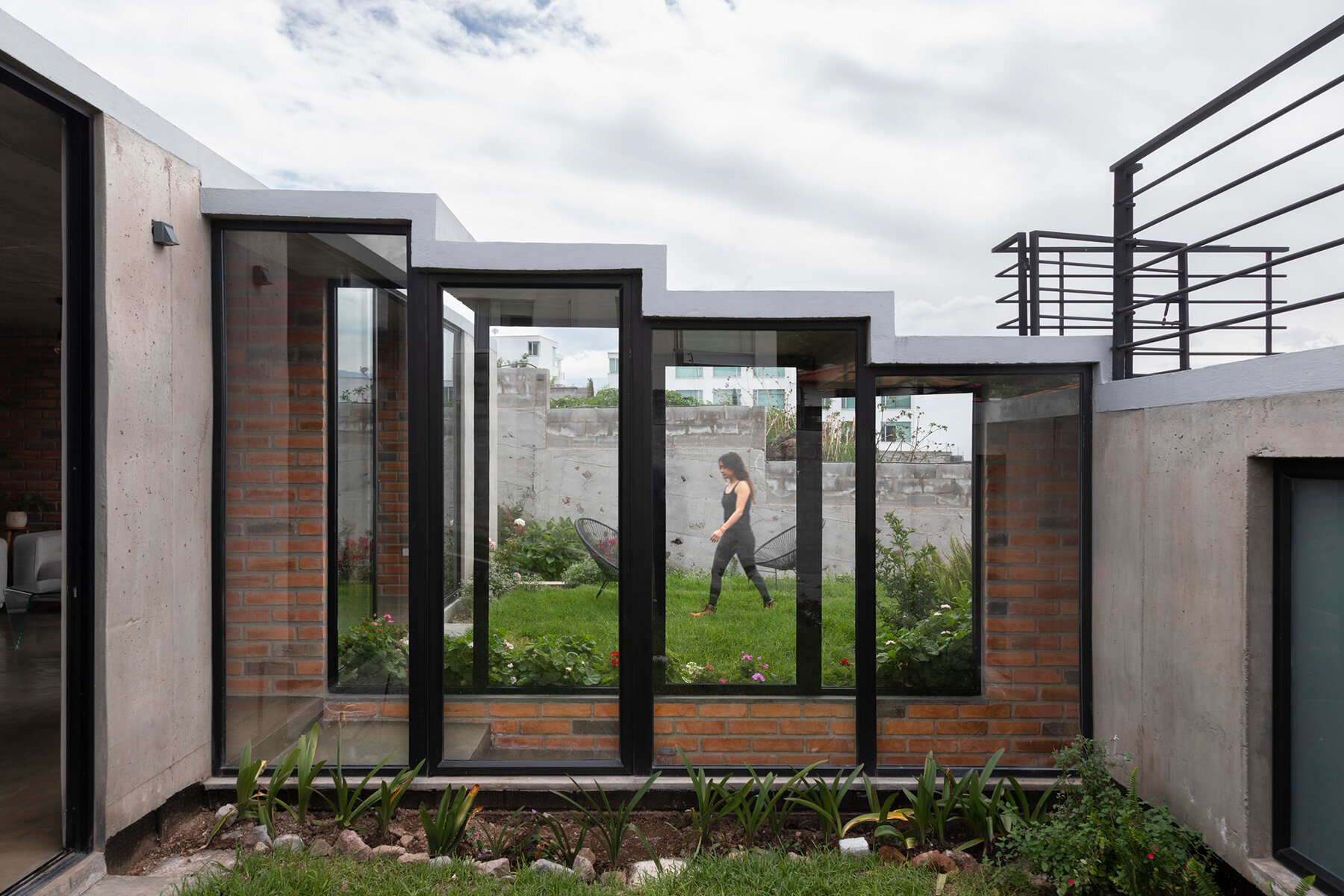 three-interconnected-staggered-volumes-house-on-slope-ecuador-el-sindicato-designboom-1800