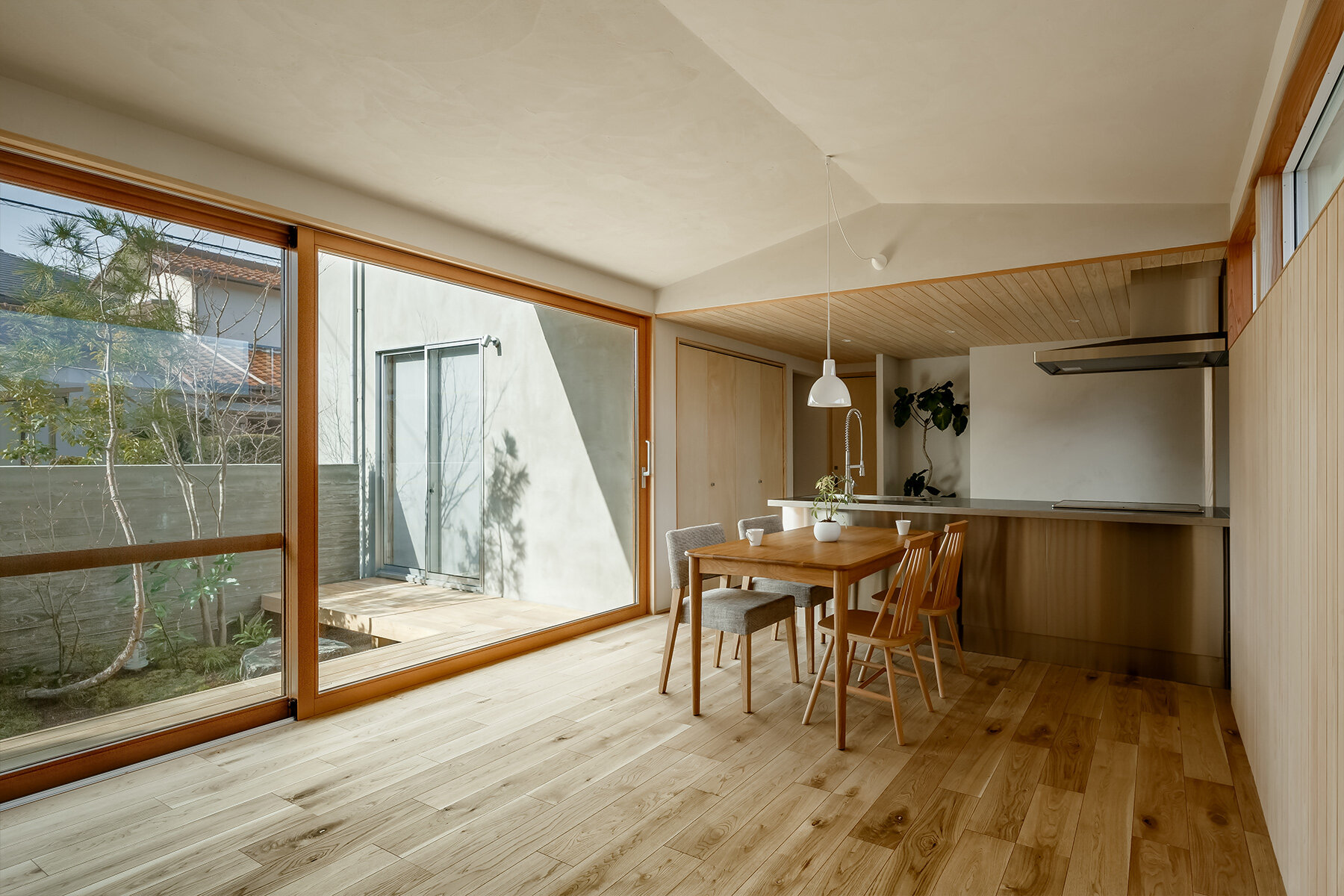 L-shaped house by hearth architects embraces vivid courtyard in japan