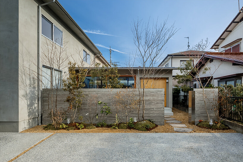 L-shaped house by hearth architects embraces vivid courtyard in japan
