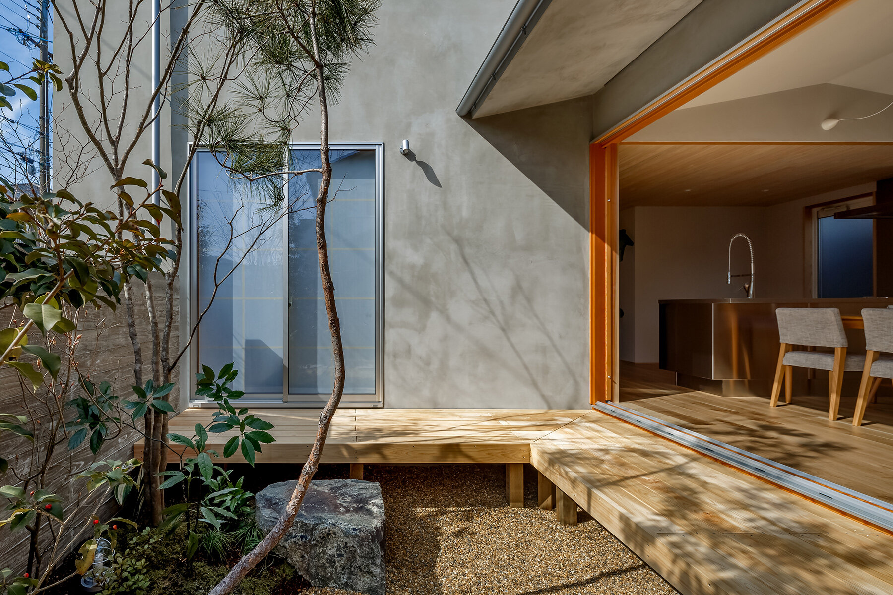 L-shaped house by hearth architects embraces vivid courtyard in japan