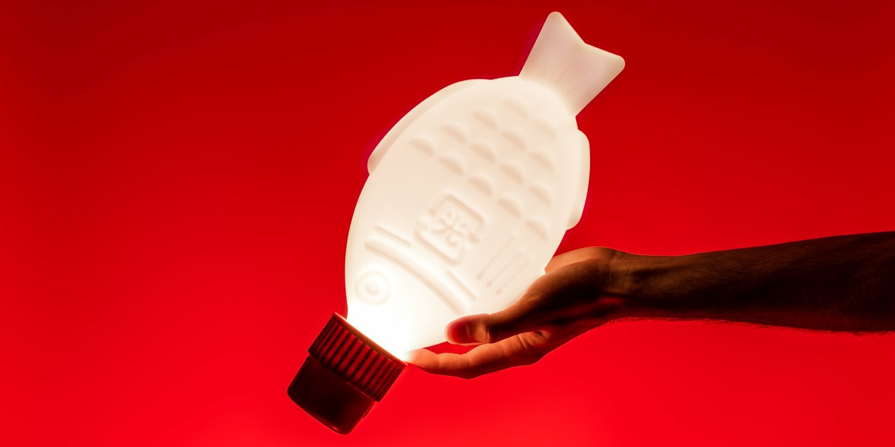 https://static.designboom.com/wp-content/uploads/2022/02/heliografs-soy-fish-lamp-is-re-made-in-recycled-ocean-bound-plastic-2-62181e1a84303.jpg