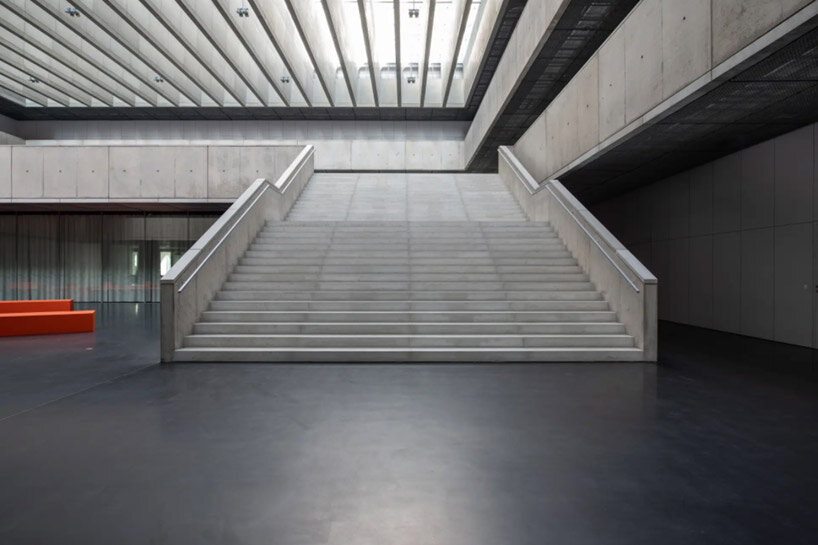 kuba & pilař architekti wraps its concrete university building in a skin of rounded glass
