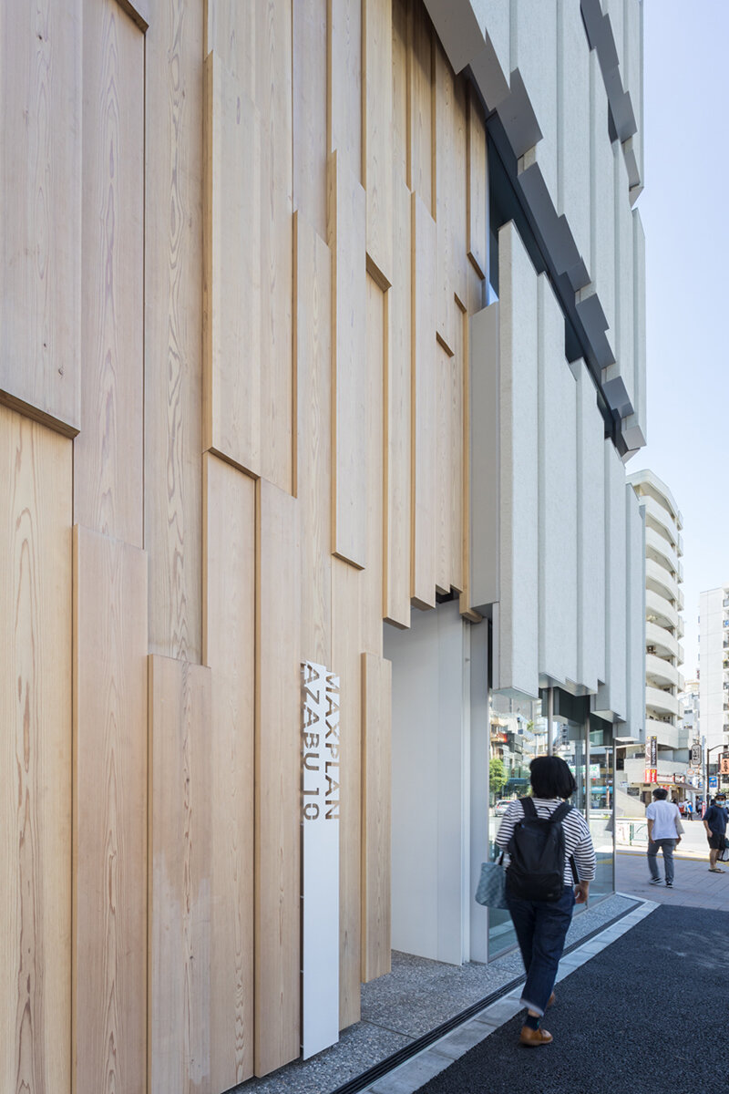 kengo kuma wraps corner building in tokyo with vertical concrete panels