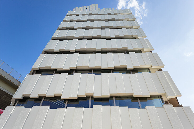 kengo kuma wraps building in tokyo with vertical concrete panels 