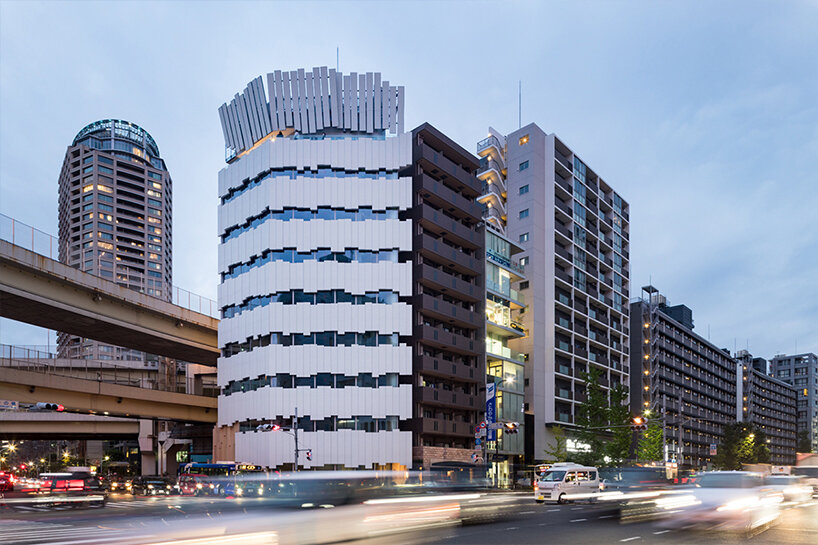 kengo kuma wraps corner building in tokyo with vertical concrete panels 