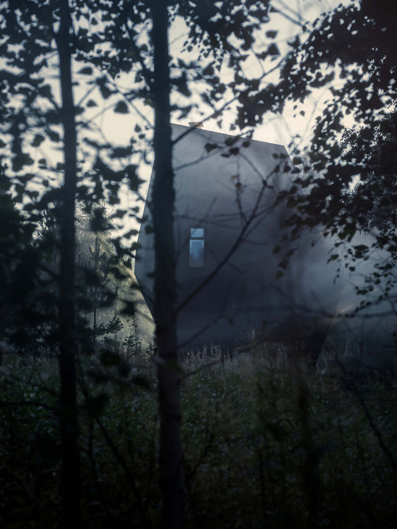 ateljé sotamaa's 'meteorite' residence in finland emerges as a mystical dark object