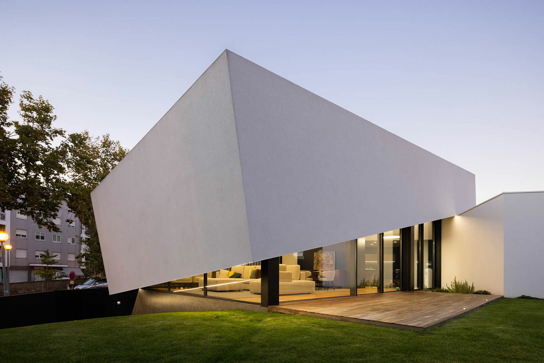 tilt-house-MUTANT-architecture-designboom-06a