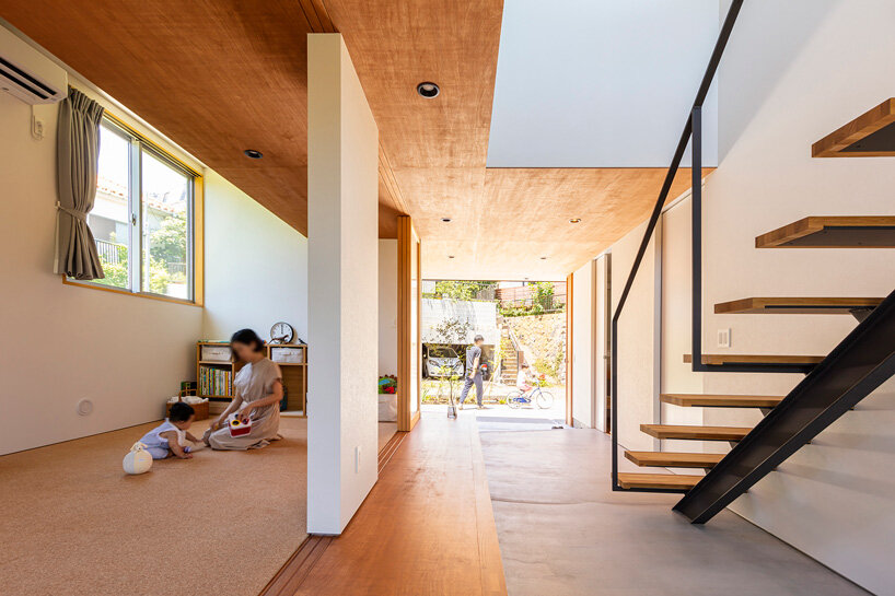 wood-veneered ceiling complements y.murakami architects family home in japan