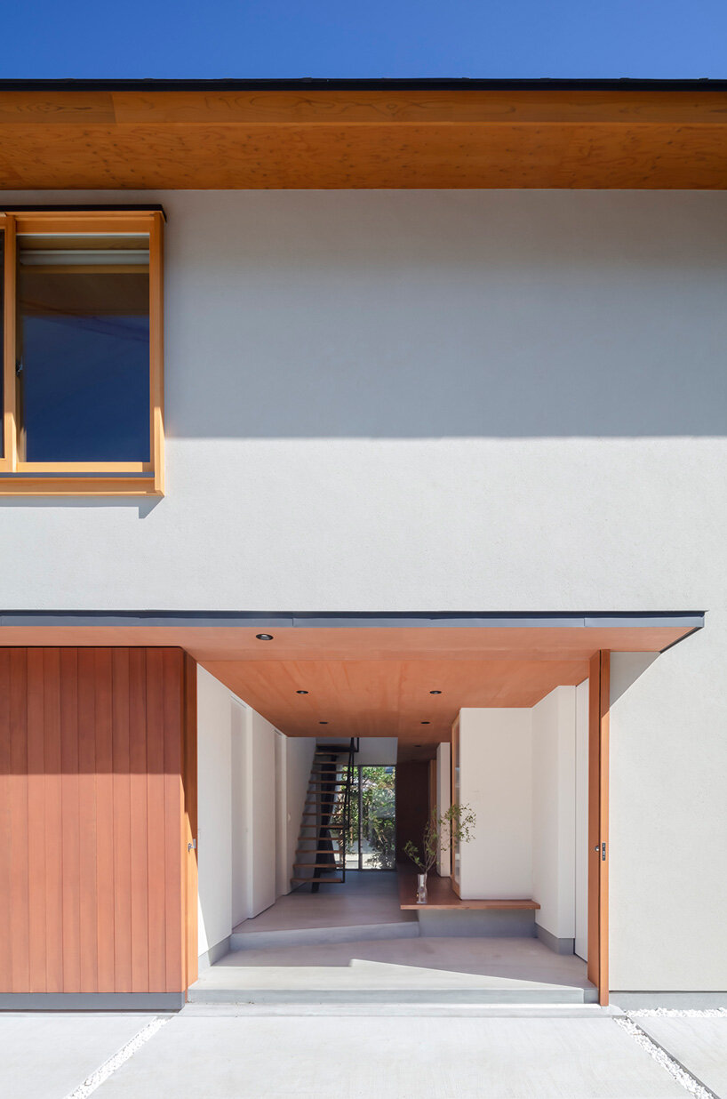wood-veneered ceiling complements y.murakami architects family home in japan