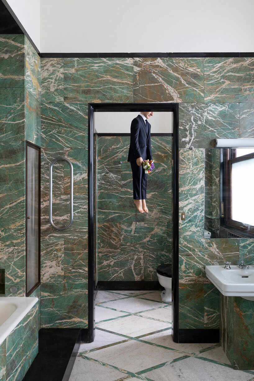 un autoportrait de maurizio cattelan est accroché dans la salle de bain de la galerie massimo de carlo de milan