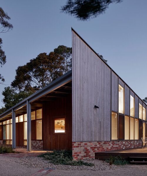 steffen welsch architects' 'beach slice' is an australian holiday home sliced in two