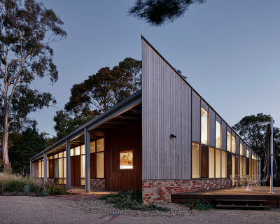 steffen welsch architects' 'beach slice' is an australian holiday home sliced in two