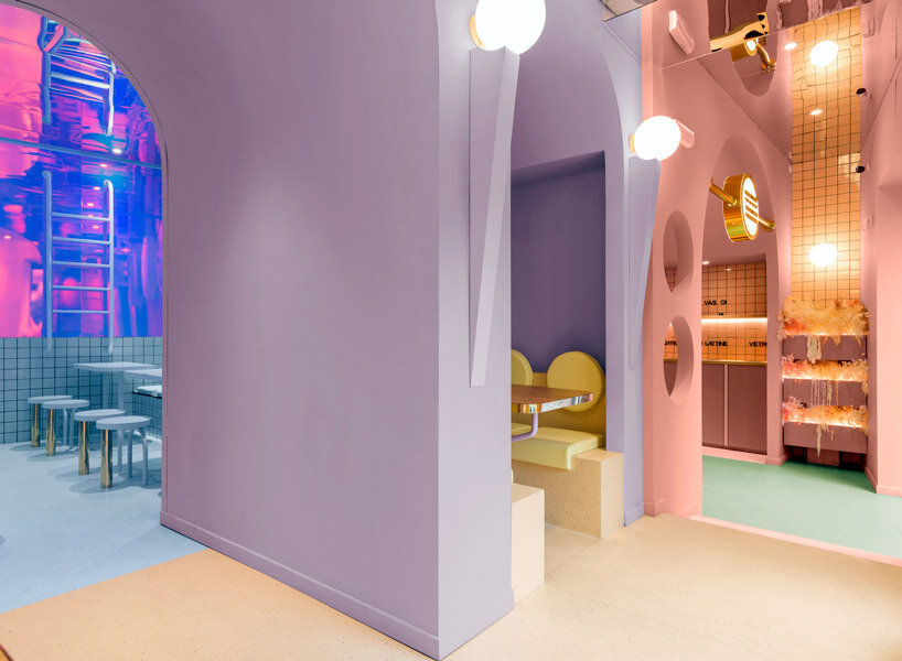 ‘masquespacio’ designed the swimming pool-inspired ‘bun burgers’ at brera distinct