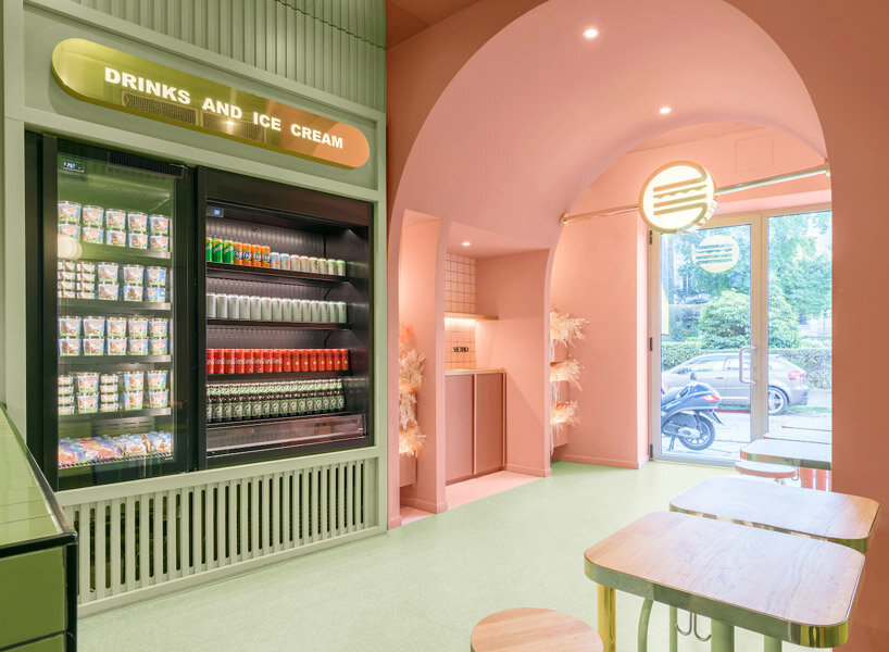 ‘masquespacio’ designed the swimming pool-inspired ‘bun burgers’ at brera distinct