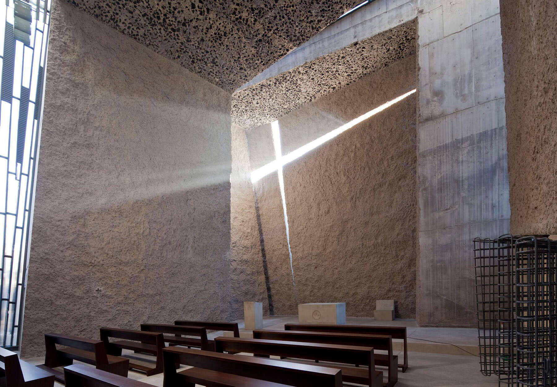 fernando-menis-church-las-chumberas-spain-designboom-05a