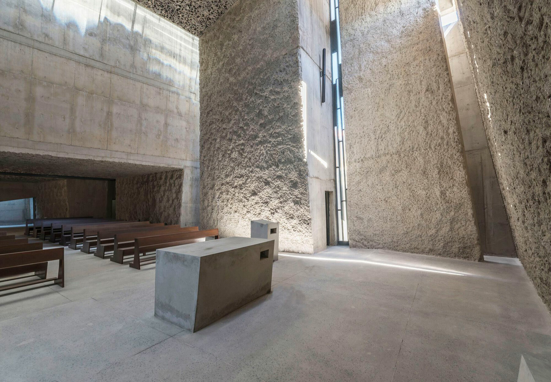 fernando-menis-church-las-chumberas-spain-designboom-07a