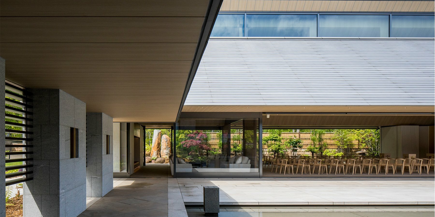 fragmented-floating-roof-nikken-sikkei-chapel-japan-designboom-21800