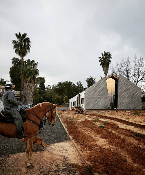 alon alexandroni completes barn-like family house in tel aviv countryside
