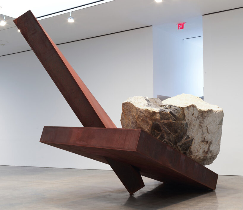 michael heizer équilibre des roches de 20 tonnes avec des structures en acier angulaires à gagosian new york