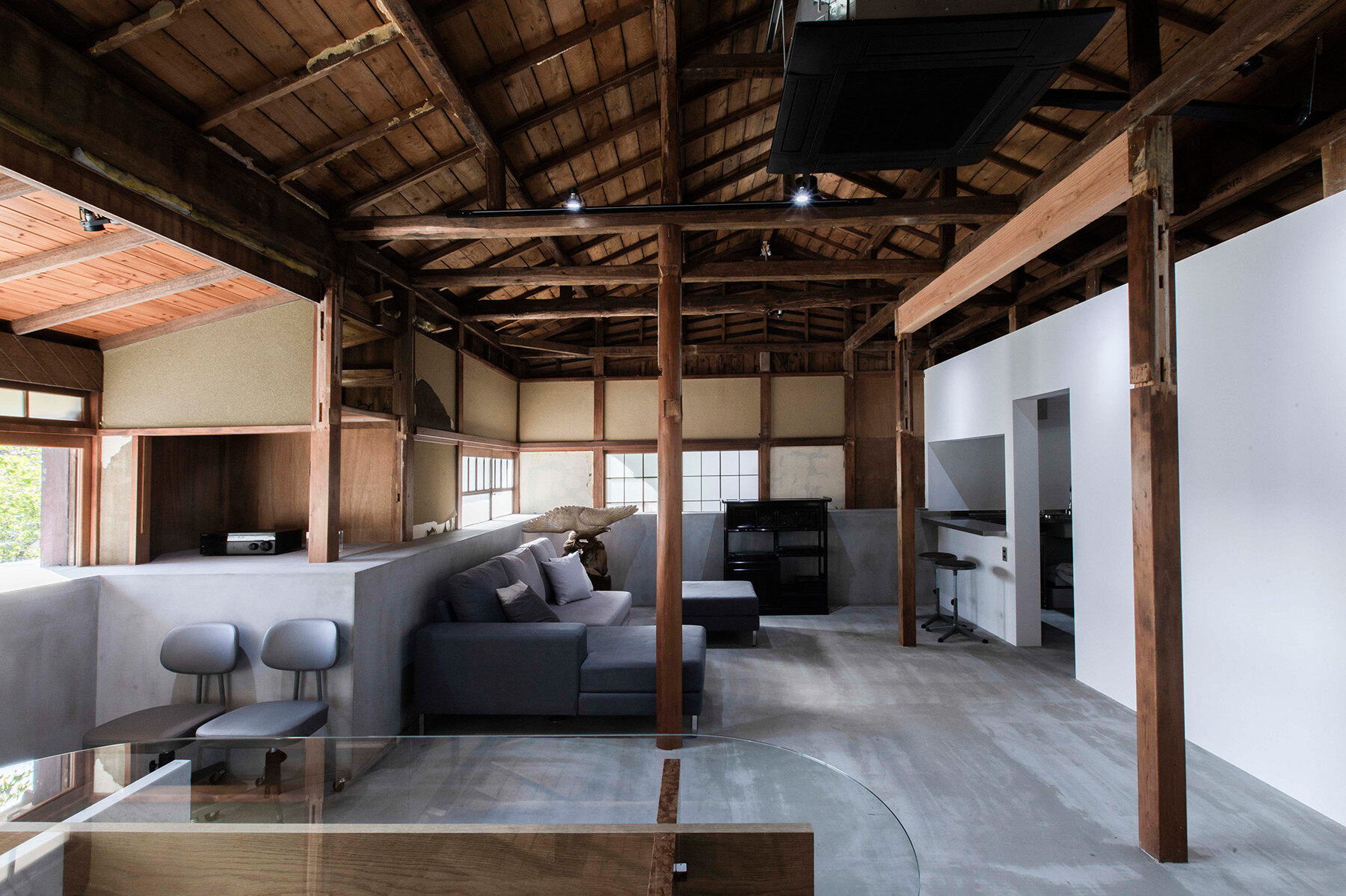 old-japanese-house-half-buried-mortar-mass-brutalist-renovation-naoshi-kondo-designboom-full