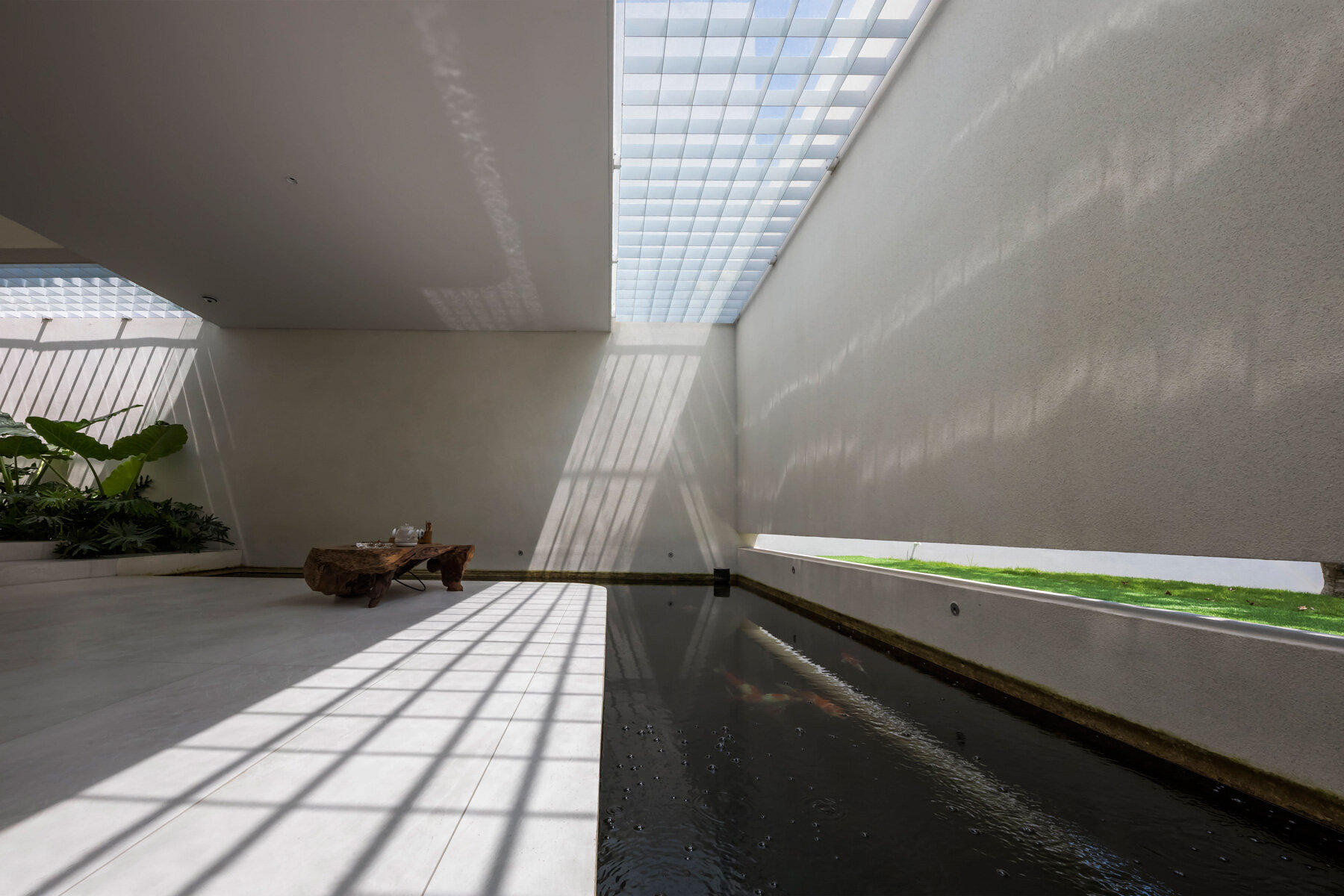 the-longcave-2-oasis-23o5studio-interior-fish-pond-vietnam-designboom-large