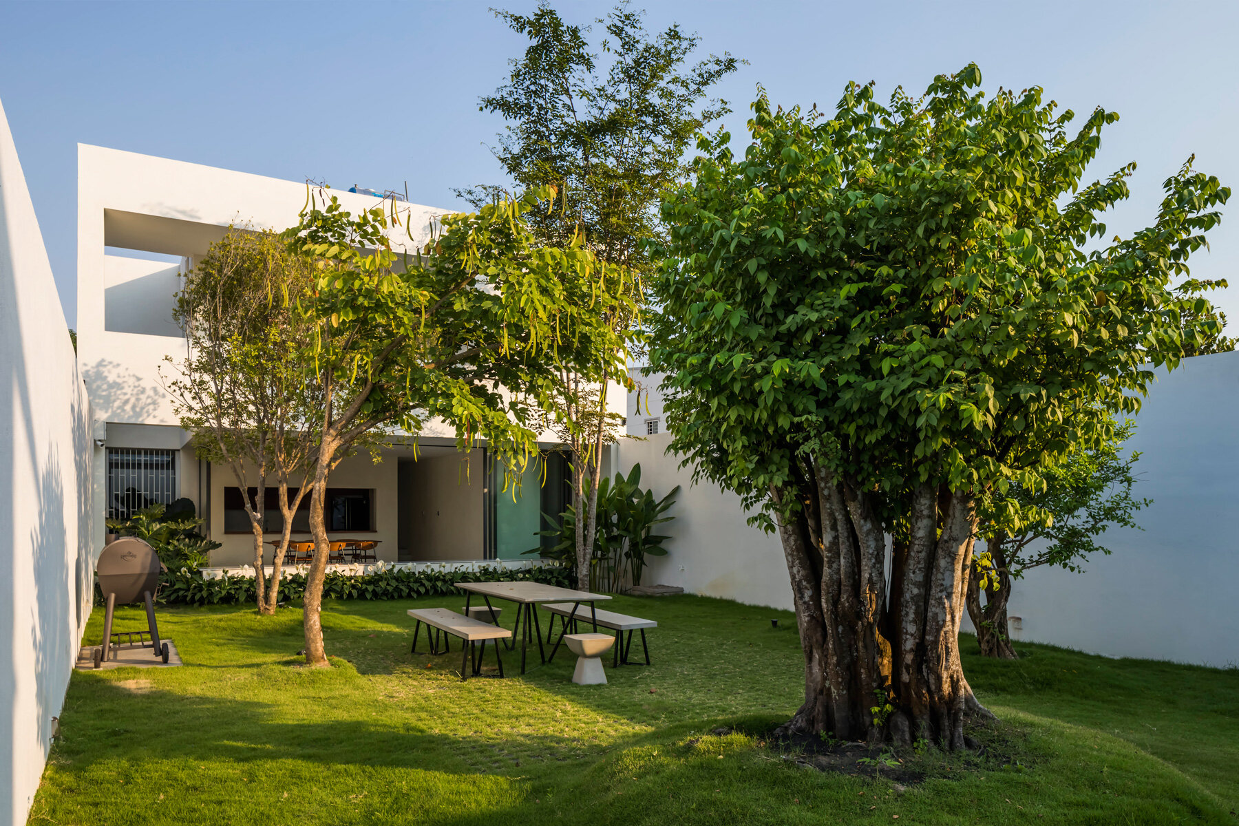 the-longcave-2-oasis-23o5studio-interior-fish-pond-vietnam-designboom-large2