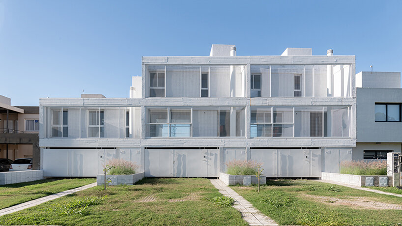 El algarrobo se convierte en el protagonista del proyecto de vivienda de Baldio Architectura en Argentina