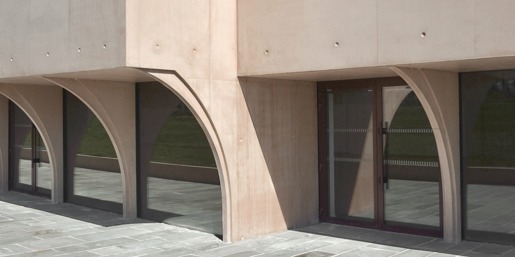 tracks-architectes-monolith-concrete-mass-moreac-designboom-1800