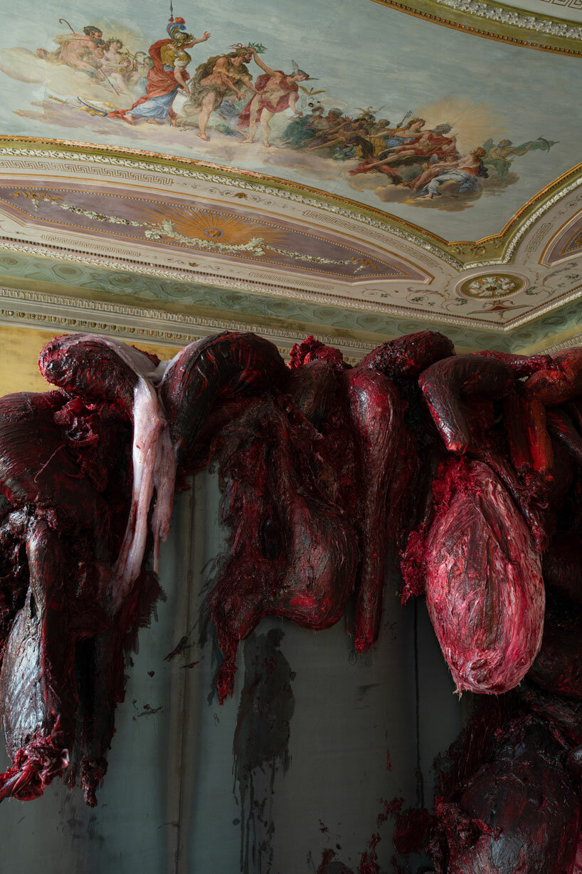 أنيش كابور في البندقية: الفنان البريطاني يجلب أحمر الدم و vantablack إلى بينالي الفن