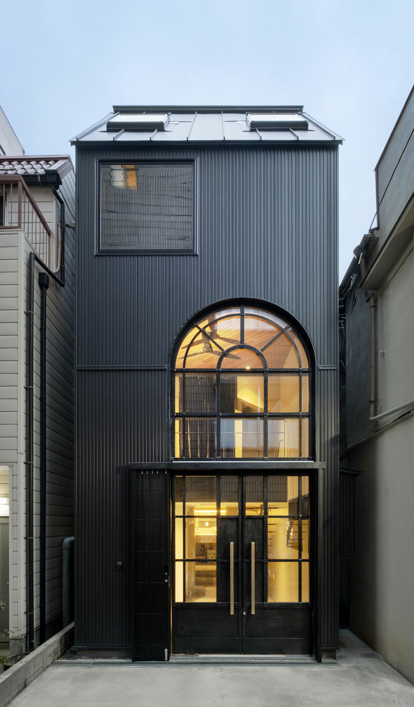 arte-1 architects designs a narrow house with a big glass door in tokyo