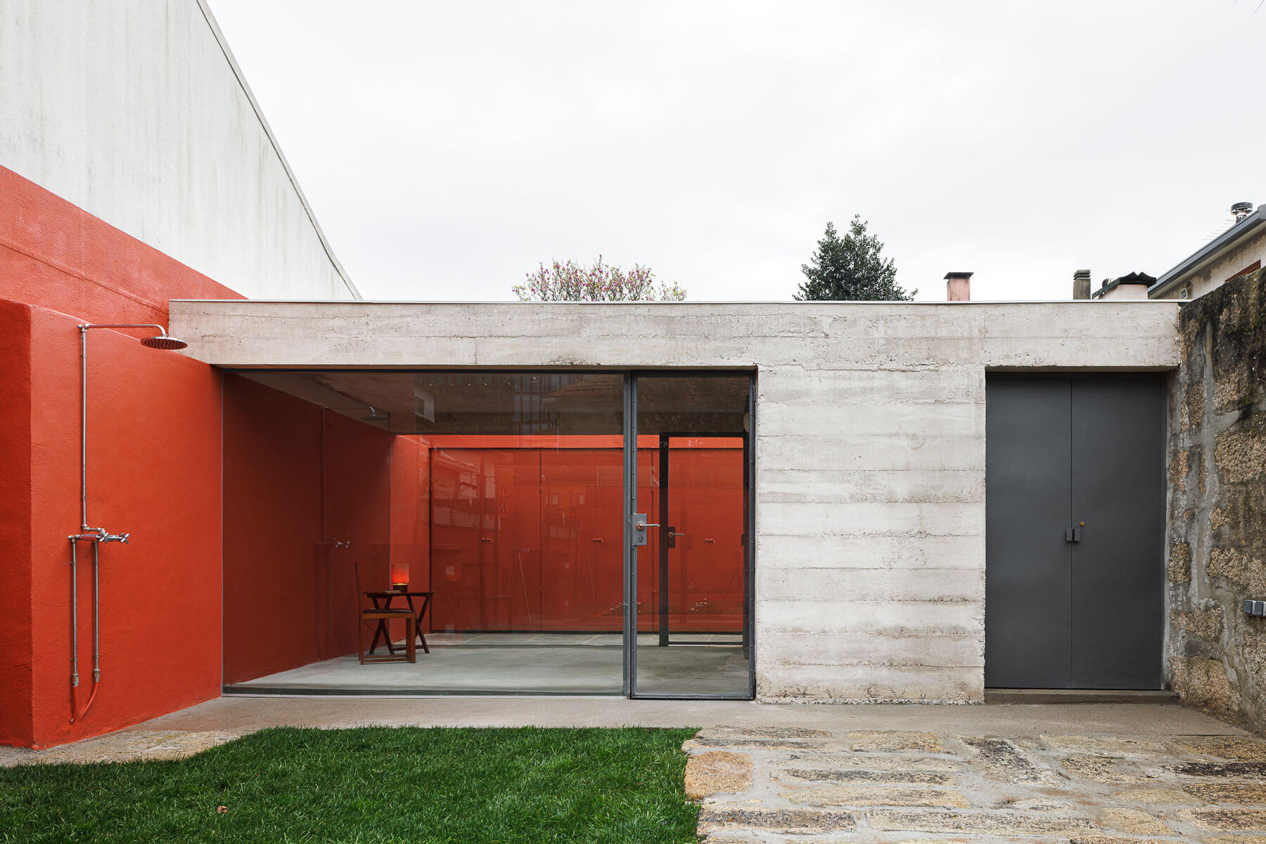 bright-red-multi-use-garden-pavilion-white-concrete-jose-pedro-lima-portugal-designboom-large
