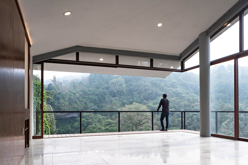 proyecto cafeína builds ‘casa cohuatichan’ on cliff edge, overlooking mexican cloud forest