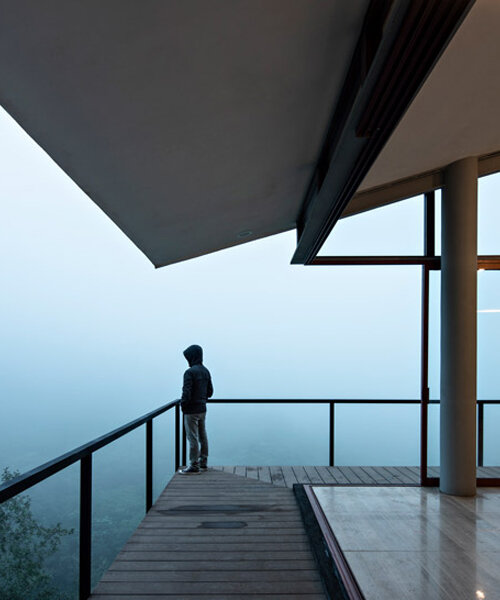 proyecto cafeína builds ‘casa cohuatichan’ on cliff edge, overlooking mexican cloud forest