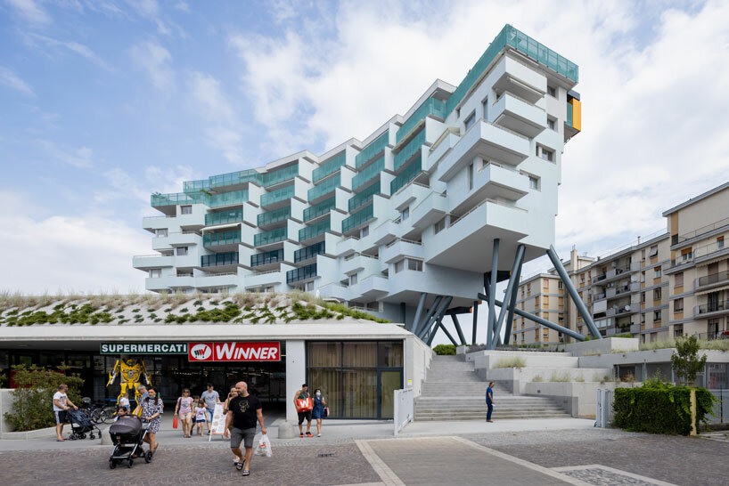 a forest of pillars elevates ELASTICOfarm's residential building in italy