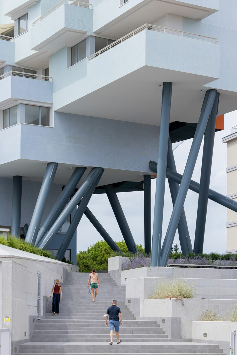 a forest of pillars elevates ELASTICOfarm's residential building in italy