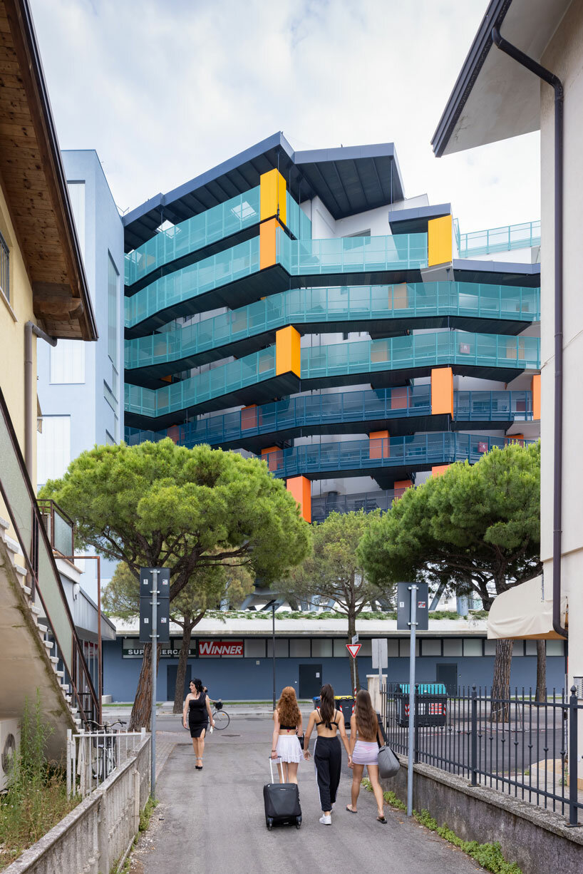 a forest of pillars elevates ELASTICOfarm's residential building in italy