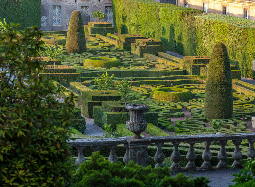 ‘grandi giardini italiani’ travels through 147 exquisite gardens in 14 regions of italy
