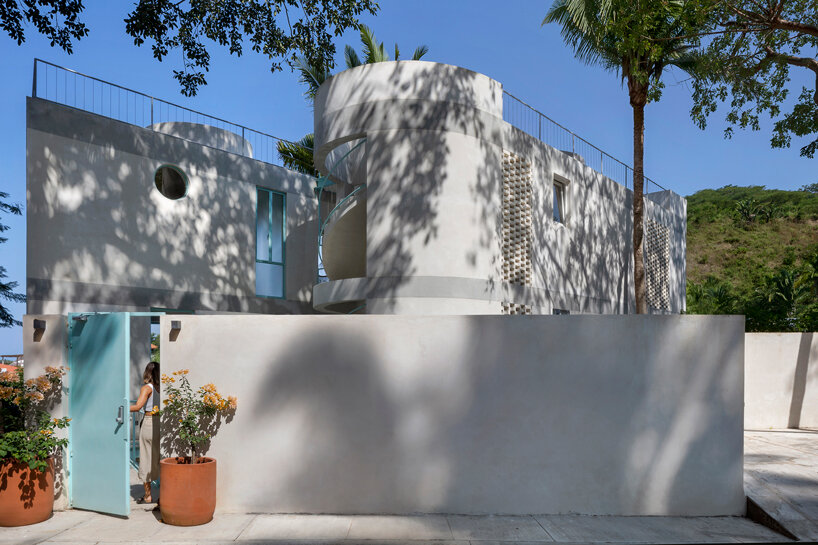 PALMA offsets 2 curved concrete volumes for hybrid ‘chiripa’ building in mexico