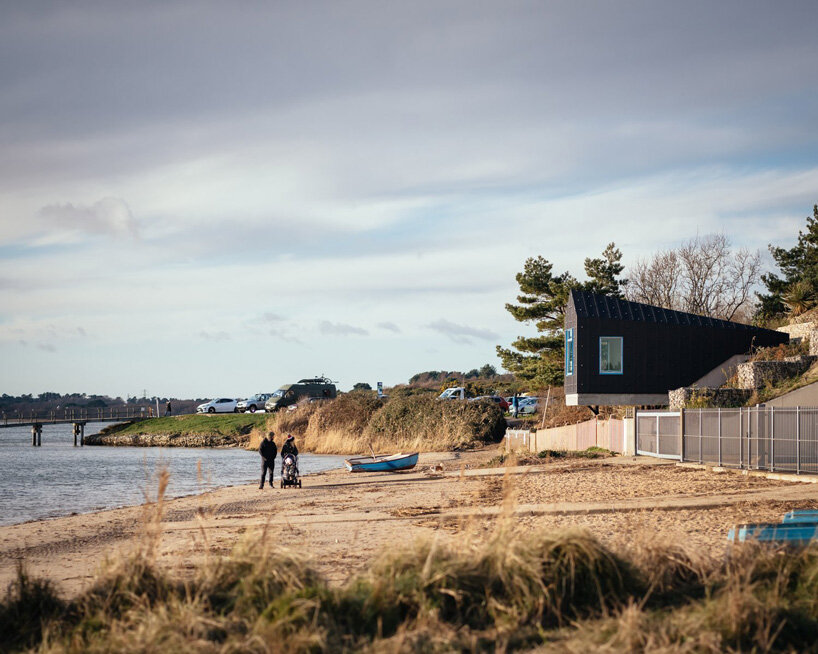 studio mutt designs 'the pottering shed' to feel like an upside down boat in the UK