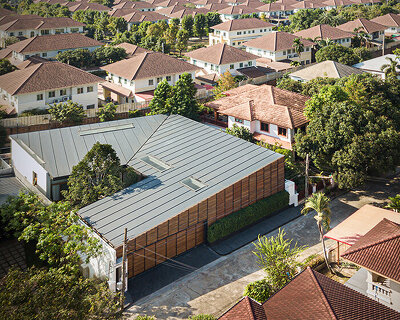 junsekino organizes C-shaped residence in bangkok around a lush, central courtyard