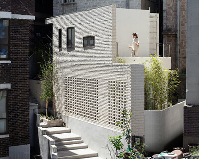 atelier ITCH wedges a spacious house into a narrow alleyway in seoul