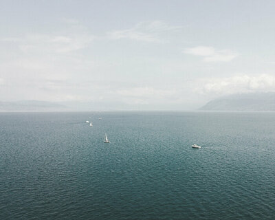 280+ boats assemble into a 59km-long franco-swiss border across lake geneva
