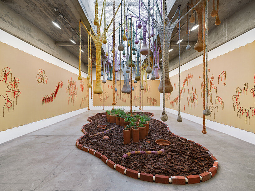 ernesto neto destaca los ciclos de la naturaleza en la última instalación de la galería de tanya bonakdar